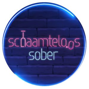 Neonlogo Schaamteloos Sober podcast op donkere bakstenen achtergrond.