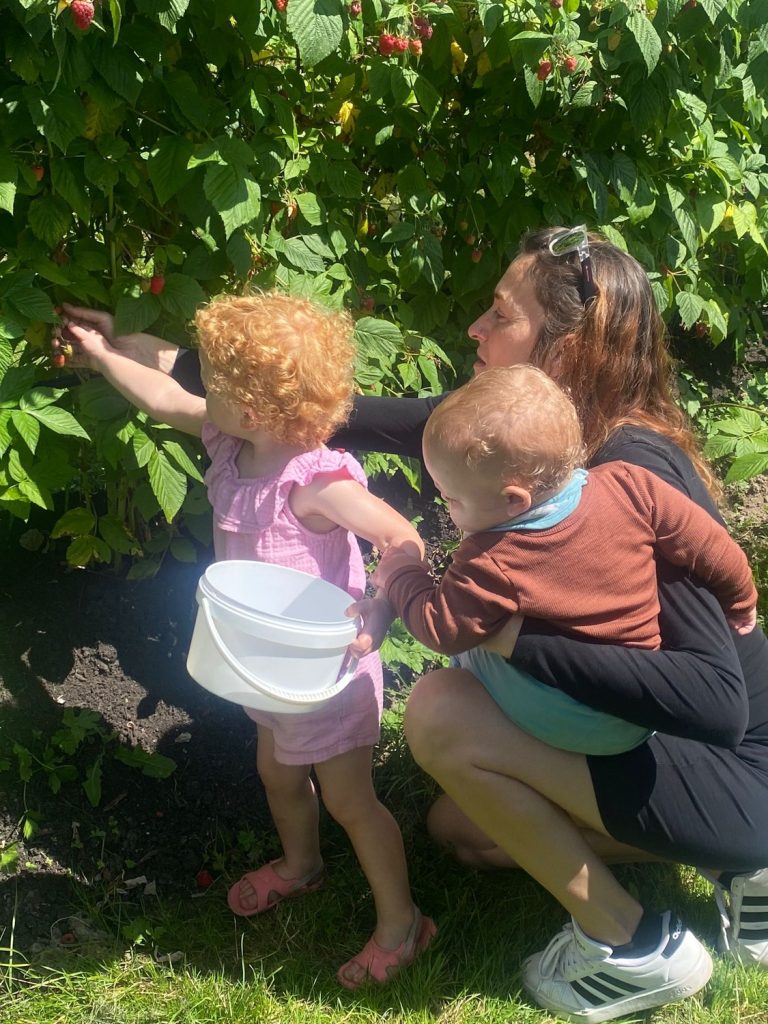 Karlien with kids picking berries